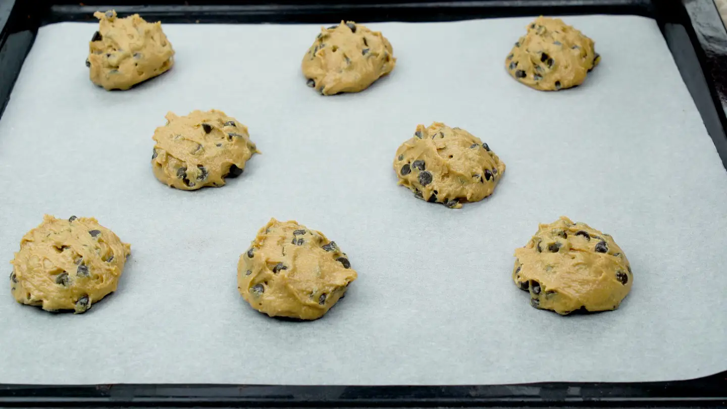 how to choose bakeware chocolate chip cookies on baking pan sheet