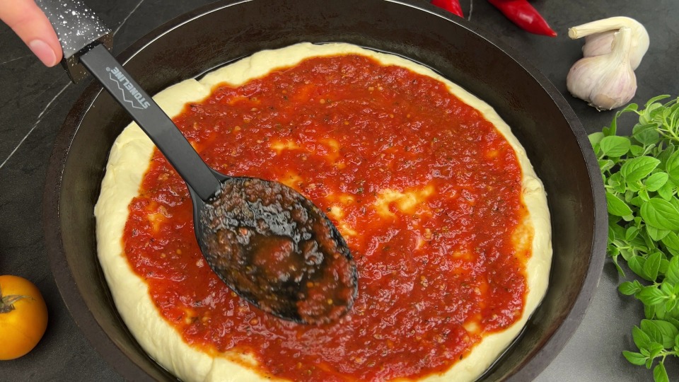 homemade pizza sauce recipe on dough