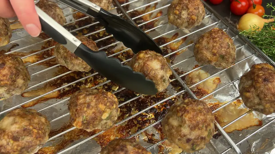 Spaghetti and meatballs recipe cooking the meatballs